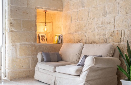 Xewkija Apartment | Historic Tiny Home: Family-Friendly Escape with Breakfast Included