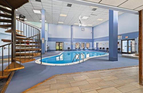 Banner Elk Apartment | Relax at 301 Pinnacle Inn Rd with Private Pool & Hot Tub