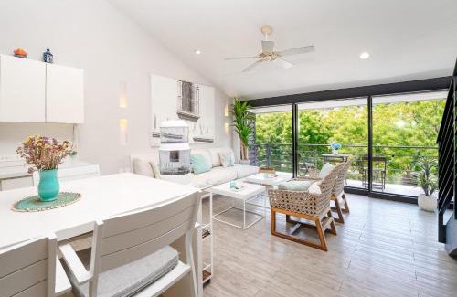 R House | Mixie 305: Family-Friendly Getaway with Pool & Breakfast