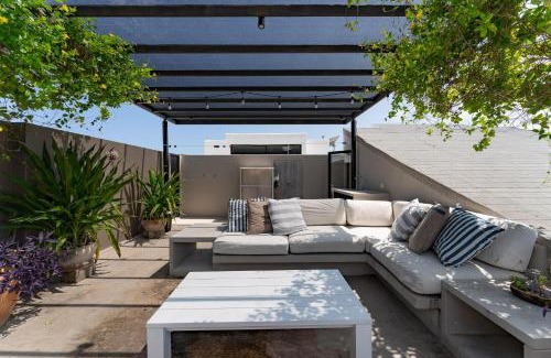 R House | Mixie 305: Family-Friendly Getaway with Pool & Breakfast