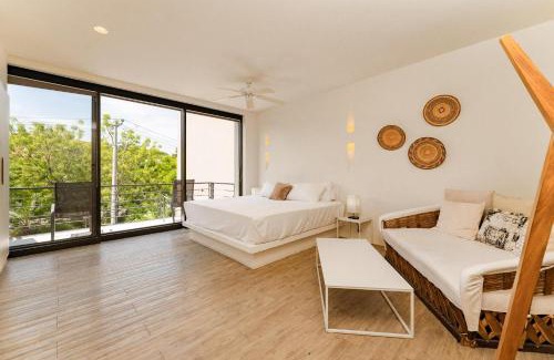 R House | Mixie 305: Family-Friendly Getaway with Pool & Breakfast