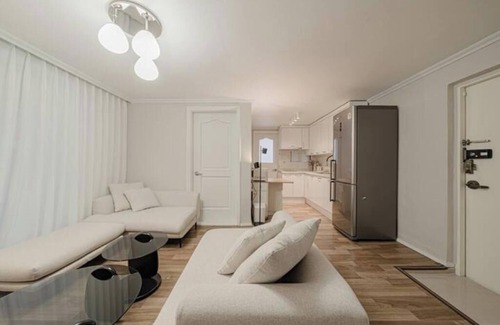 Sinsa-dong House | 302 Apgujeong 1st, 2Room Queen-bed, 2 Single-beds