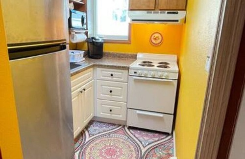 Fairbanks Apartment | 305 Eff Colorful: Vibrant Studio Steps from Downtown