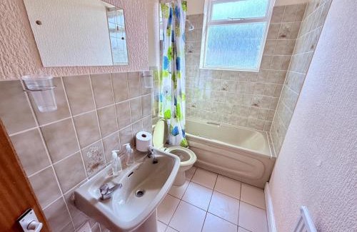 Beeston House | 307 queens road Big double room with attached toilet and shower