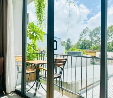Ninh Kieu Apartment | 308MSNK Maison Luxe Studio l Balcony & Kitchen