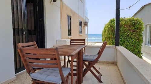 Oroklini Apartment | Relaxing Oceanfront Apartment with Private Beach Access