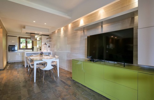 Baveno House | Charming 3½-Room Terraced House with Garden & Lake View