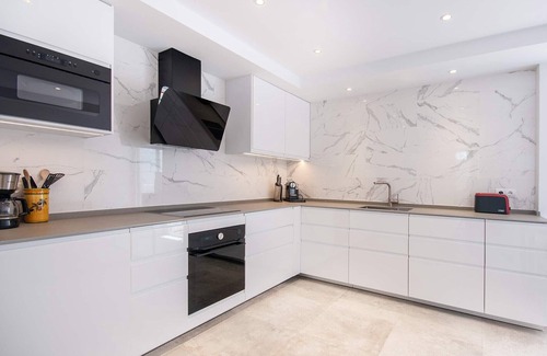 San Pedro de Alcantara Apartment | Exquisite Castiglione Penthouse with Oceanfront Comfort