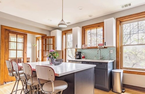 Little Village Apartment | 31+Day Stay. 20 min Drive to Midway, South Loop, Beach, & Museums.
