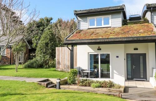 Porth House | Relaxing Stay at 31 Garden Villas with Pool & Family Fun