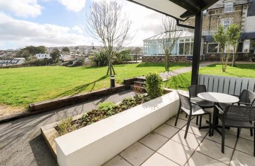 Porth House | Relaxing Stay at 31 Garden Villas with Pool & Family Fun