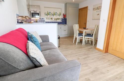 Porth House | Relaxing Stay at 31 Garden Villas with Pool & Family Fun