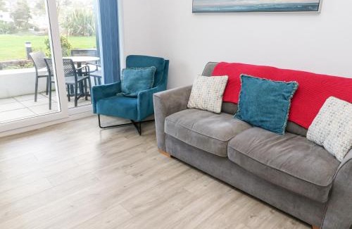 Porth House | Relaxing Stay at 31 Garden Villas with Pool & Family Fun