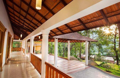 Kumily Resort | Cozy Resort for 3 Guests with Pool & Breakfast Included