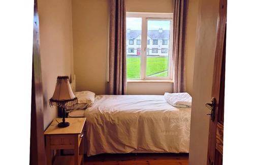 Iascaigh House | Pet-Friendly Retreat at 31 Riverbank for Family Enjoyment