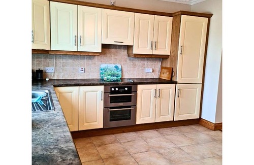 Iascaigh House | Pet-Friendly Retreat at 31 Riverbank for Family Enjoyment