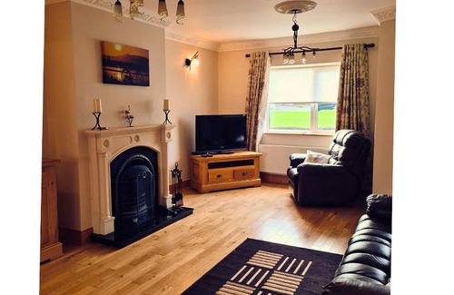 Iascaigh House | Pet-Friendly Retreat at 31 Riverbank for Family Enjoyment