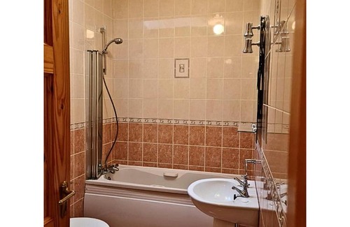 Iascaigh House | Pet-Friendly Retreat at 31 Riverbank for Family Enjoyment