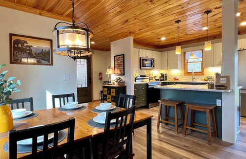 Pigeon Forge Cabin | Relax in Privacy with Decks, Hot Tub & Fast Wifi - 10/10!