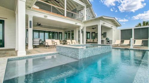 Isle of Palms House | Oceanfront 3108 Palm by AvantStay with Private Pool & Views