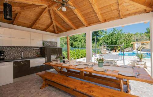 Zmijavci House | Spacious 6-Bedroom House with Pool for 12 Guests