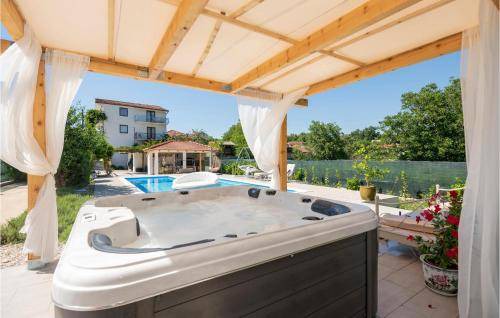 Zmijavci House | Spacious 6-Bedroom House with Pool for 12 Guests