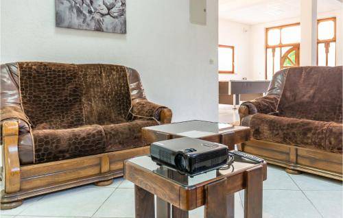 Zmijavci House | Spacious 6-Bedroom House with Pool for 12 Guests
