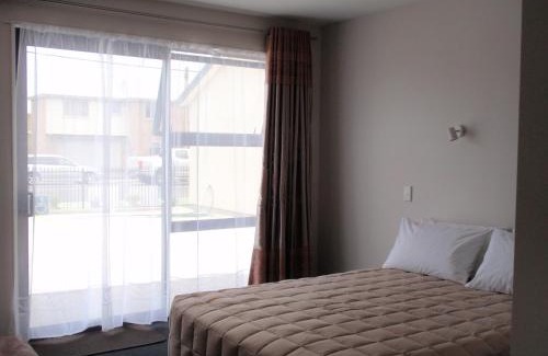 Addington Hotel | Relax at 319 Addington Motel: Family-Friendly Retreat