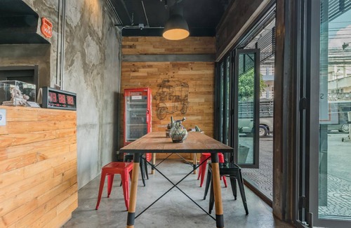Thung Maha Mek Hostel | Budget-Friendly Hostel for 6 Guests in Prime Location