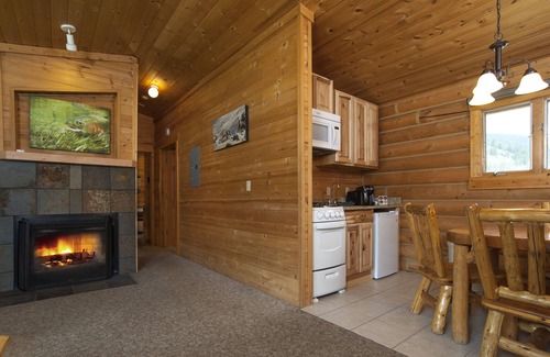 Gallatin Gateway House | Experience 320 Guest Ranch: Top-Rated with Pool & Dining
