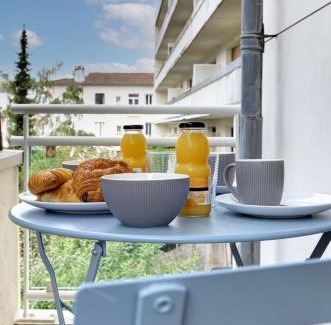 Suresnes Apartment | Pet-Friendly 320 Dolce Vita Suite - Rated 9/10 by Guests