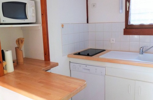 Gujan-Mestras Ski Chalet | Cozy 324 Chalet: Pet-Friendly Retreat with Pool & Kitchen