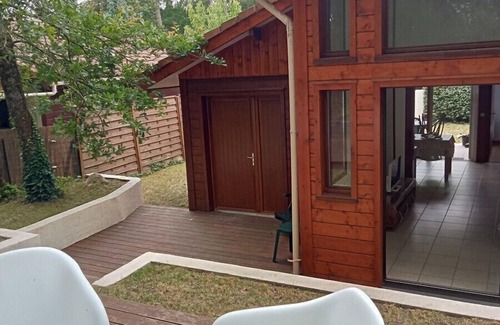 Gujan-Mestras Ski Chalet | Cozy 324 Chalet: Pet-Friendly Retreat with Pool & Kitchen
