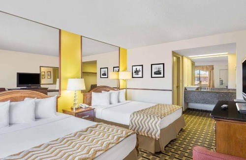 Downtown Reno Hotel | Comfortable Hotel Rooms with Restaurant & Kitchen Facilities