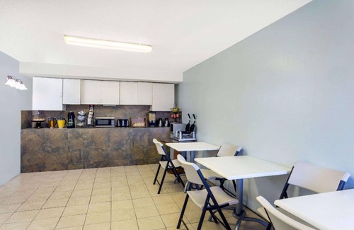 Downtown Reno Hotel | Comfortable Hotel Rooms with Restaurant & Kitchen Facilities