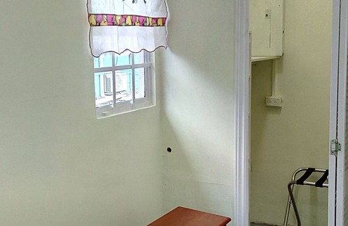 Woodbrook House | Deluxe Queen Room with Private Bath & Breakfast Included