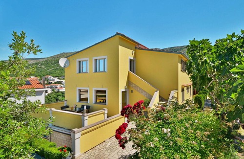 Senj Apartment | Oceanfront Apartment for 4 with Pool and Kitchen Access