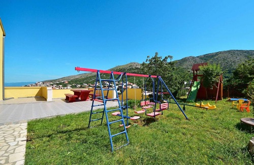 Senj Apartment | Oceanfront Apartment for 4 with Pool and Kitchen Access