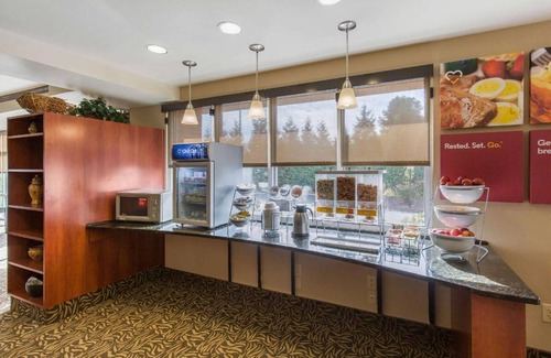 Seaford Hotel | Pet-Friendly Hotel with Pool & Kitchen - 4-Star Comfort