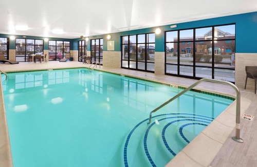 Middletown Hotel | Pet-Friendly Hotel for 9 | Relax by the Pool & Spa