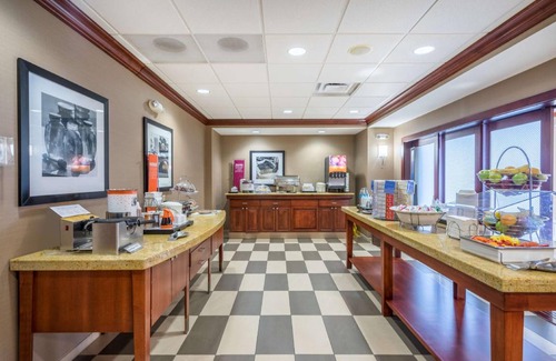 Middletown Hotel | Pet-Friendly Hotel for 9 | Relax by the Pool & Spa