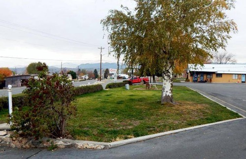 Omak Hotel | Pet-Friendly Motel for Two Guests - Your Ideal Getaway