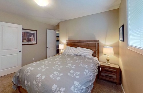 Hinton Apartment | Comfortable Stay at 336a Boutin - The Roost, Hinton AB