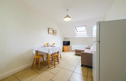 Trim Apartment | Eco-Friendly Retreat at 33B Steepleview with Hot Tub