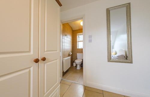 Trim Apartment | Eco-Friendly Retreat at 33B Steepleview with Hot Tub