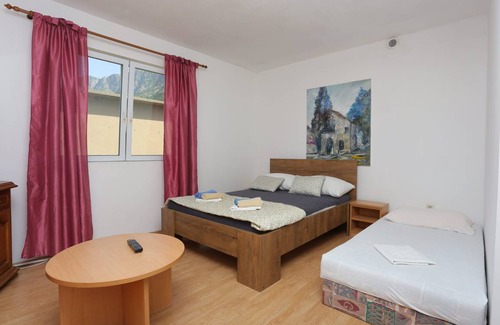 Gradac Apartment | Cozy Oceanfront Apartment for 4 with Kitchen Amenities