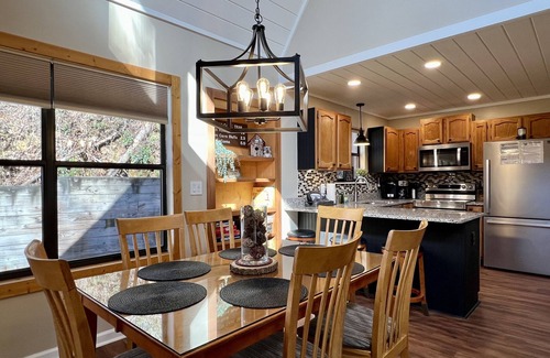 Gatlinburg - Pigeon Forge Cabin | Guest Rated: 10/10 with Fishing, Hot Tub & Lake Views