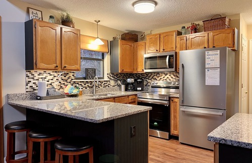 Gatlinburg - Pigeon Forge Cabin | Guest Rated: 10/10 with Fishing, Hot Tub & Lake Views