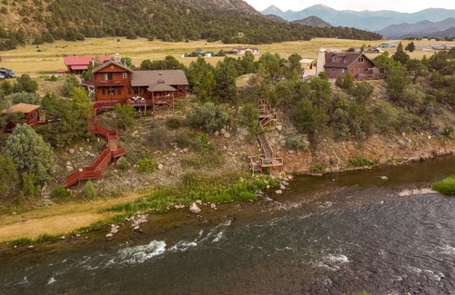 Cotopaxi House | Spacious 5-Bedroom Retreat with Lake and Mountain Views