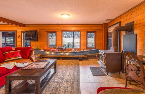 Cotopaxi House | Spacious 5-Bedroom Retreat with Lake and Mountain Views